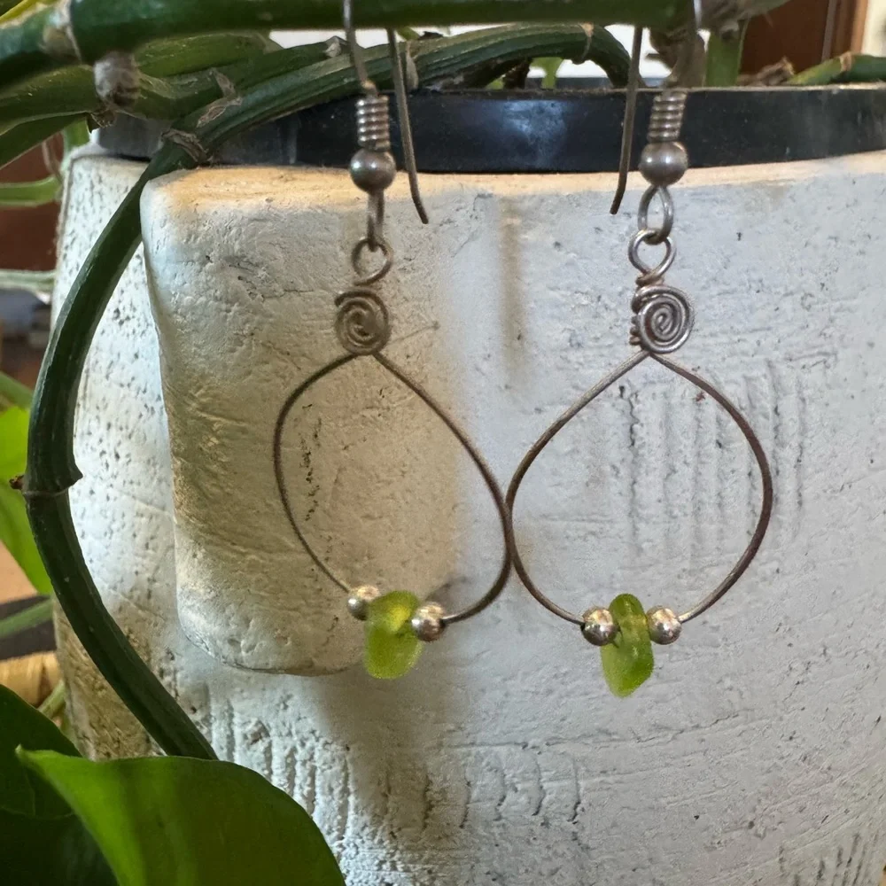 Elegant Silver and Green Dangle‎ Earrings